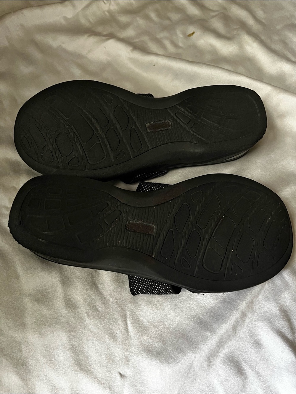 BZEES~BLACK~SANDAL~SILVER DETAIL~SIZE 11 - Picture 7 of 8